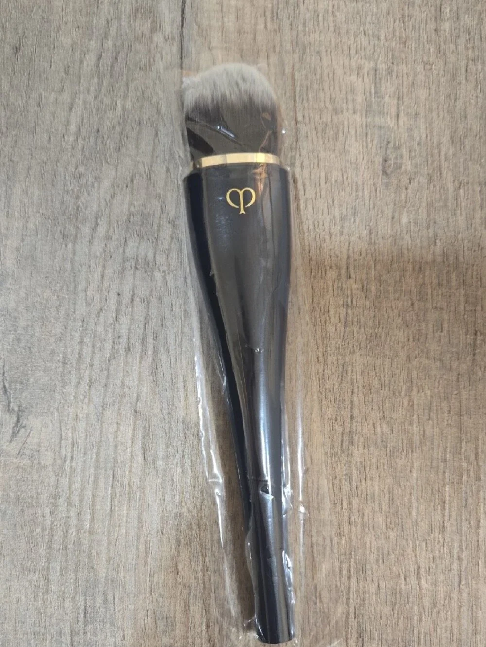 cle de peau Black and Gold Foundation Brush with Navy Velvet Pouch